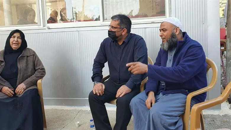 ח"כ סופר לצד אביו של עמאר בן ה-4