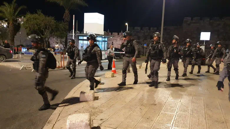 שוטרים בשער שכם