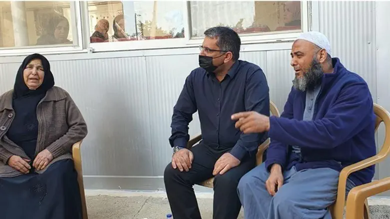 Офир Софер с отцом 4-летнего Амара