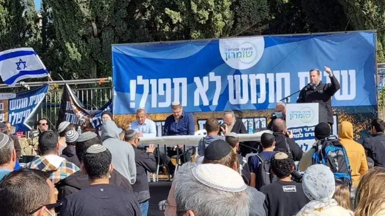 יוסי דגן בהפגנה