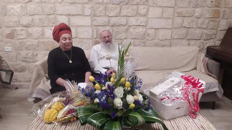 הרב שמואל וטובה אליהו עם המחווה מתושבי בית אל