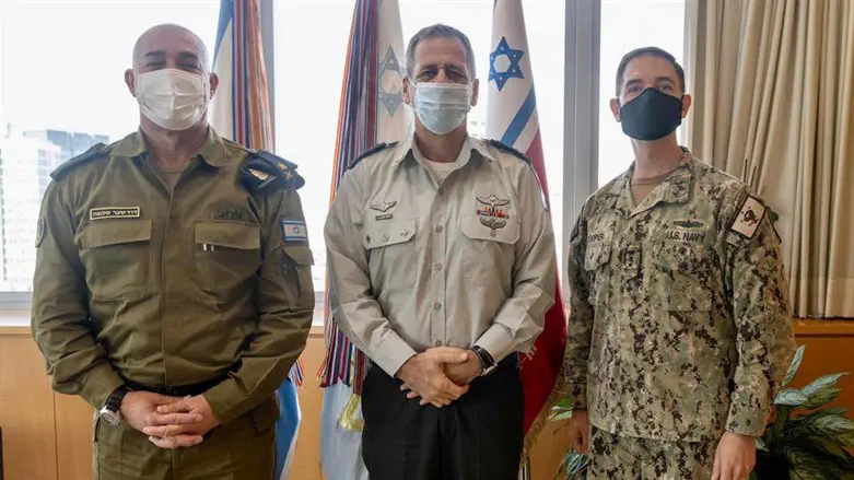 הרמטכ"ל עם אדמירל בראד קופר