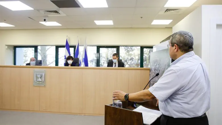 רוני אלשיך מעיד בפני הוועדה