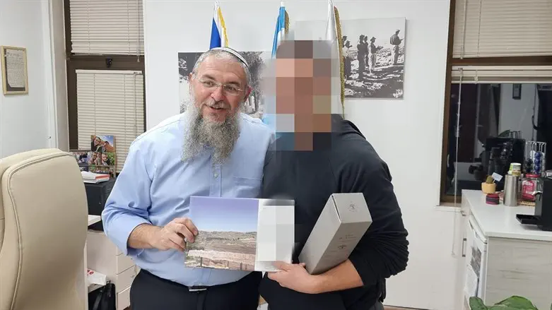 ב' מקבל את התעודה משלמה נאמן