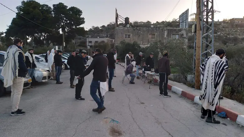 התפילה הבוקר בפתח לובן א-שרקייה