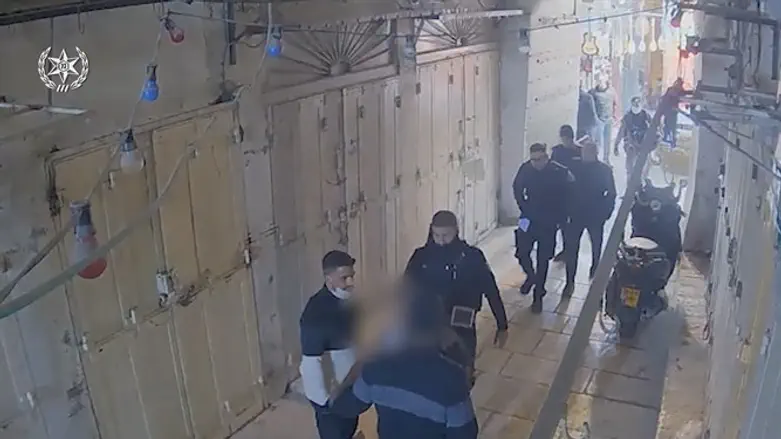 Силы безопасности арестовывают араба