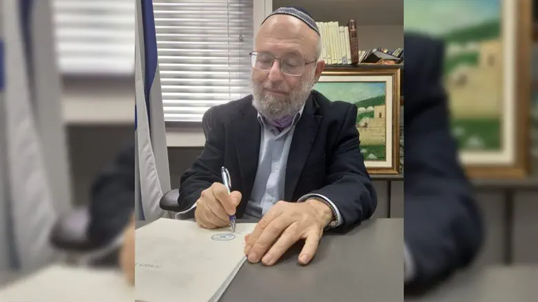 הרב בניהו ברונר חותם על גיורים