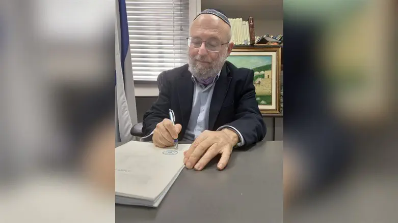 הרב בניהו ברונר חותם על גיורים