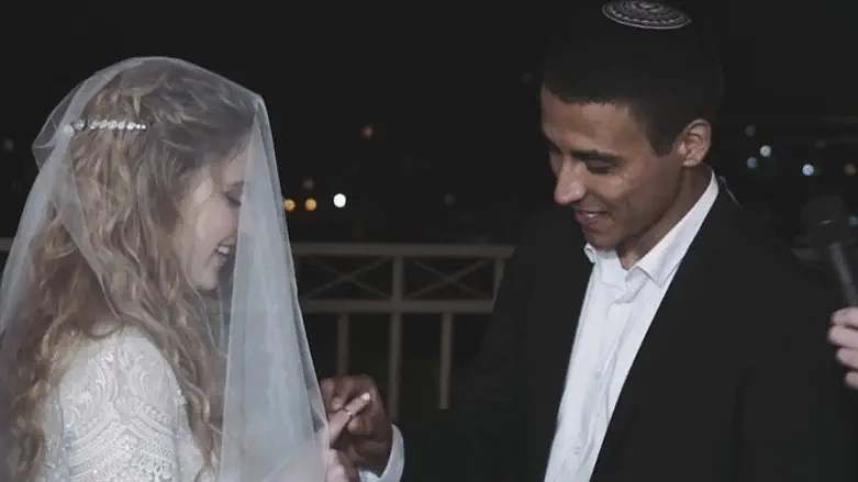 Итамар Эльхарар и его жена во время свадьбы