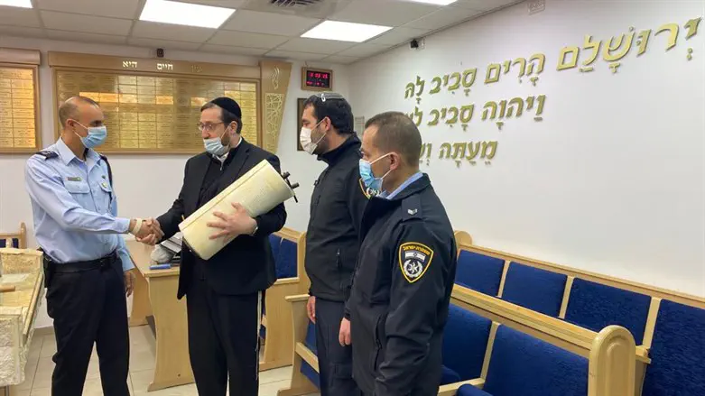 Returning the Torah scrolls