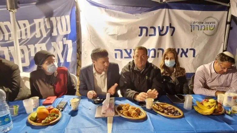Члены фракции «Ха-Ционут ха-Датит» в палатке протеста