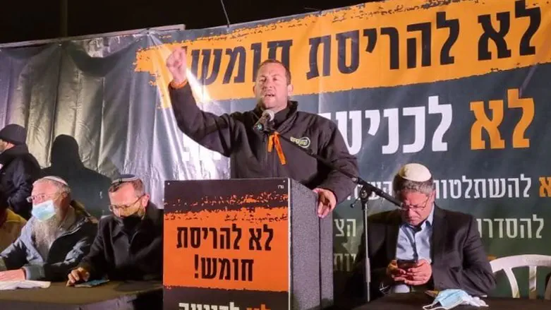 יוסי דגן בהפגנת הימין בשבוע שעבר