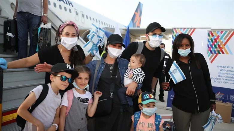 New Olim from France arrive in Israel