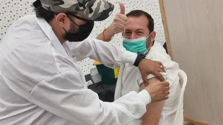 Yossi Dagan getting a COVID shot