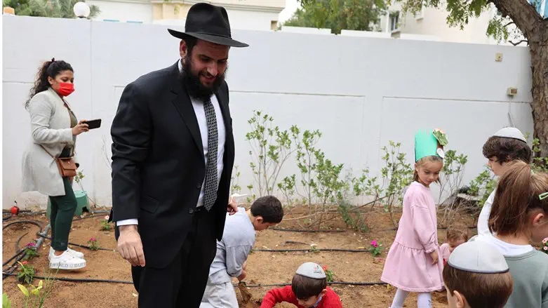 UAE Rabbi Levi Duchman leads Tu B'Shvat event