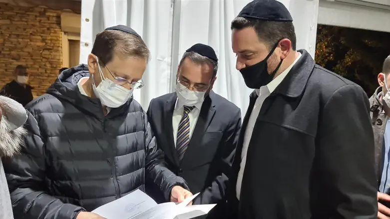 הרצוג מקבל את מכתבו של חכם שלום כהן