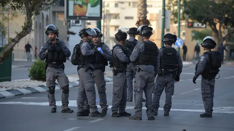 שוטרים ביפו בזמן מבצע שומר החומות. ארכיון