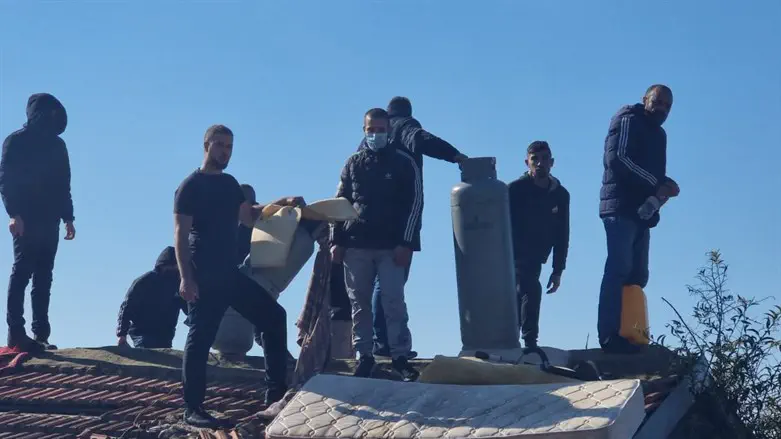 מתבצרים על גג המבנה המיועד לפינוי