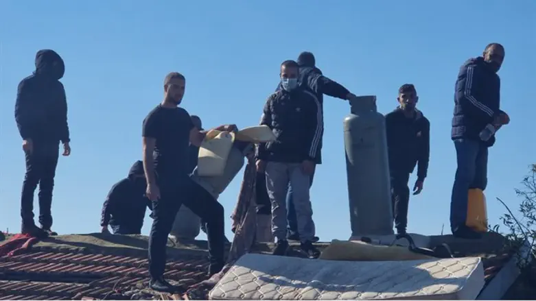 Арабы на крыше здания, предназначенного для эвакуации