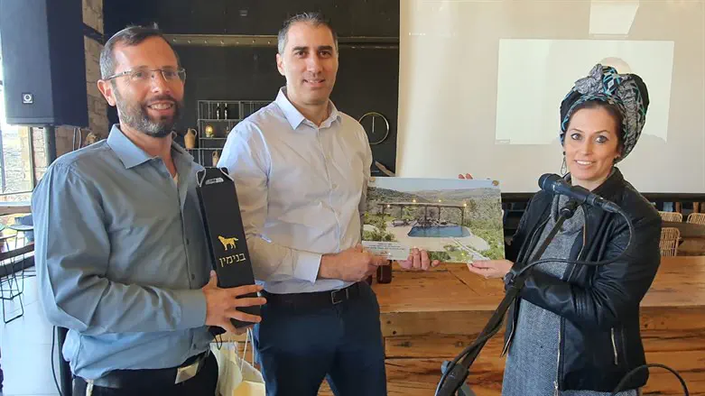 יוגב שמני מקבל את השי