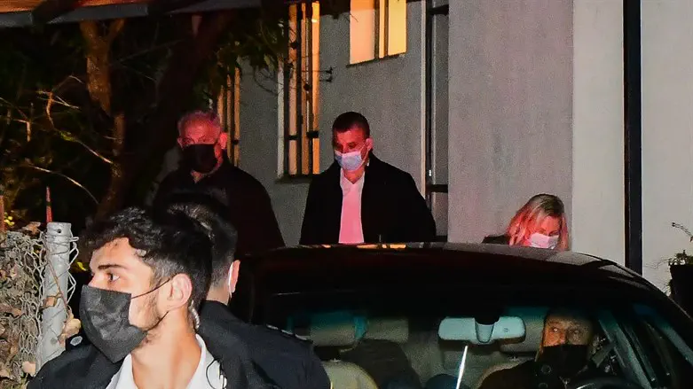 Netanyahu family leaves meeting on possible plea deal