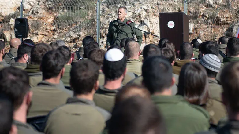 הרמטכ"ל עם חיילים