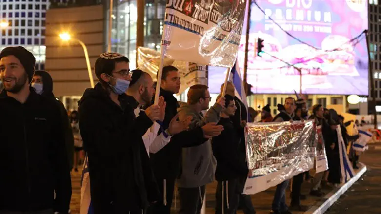 Участники демонстрации в Тель-Авиве