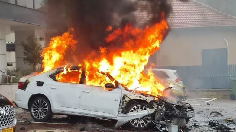 הרכב שהתפוצץ עולה באש