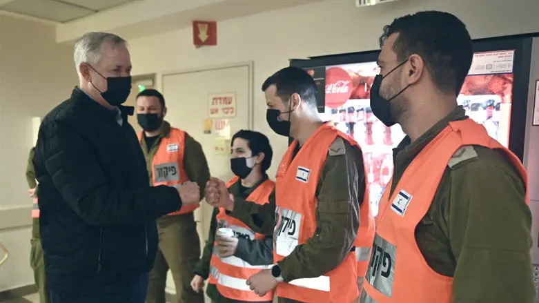 השר בני גנץ בבית החולים מאיר