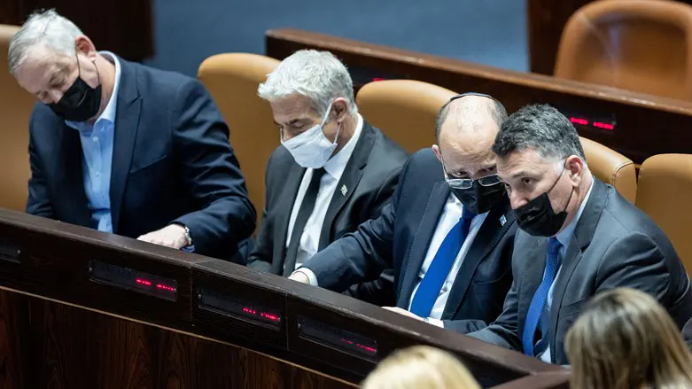 מבינים שעם החתימה שעון החול יתהפך. ראשי הקואליציה