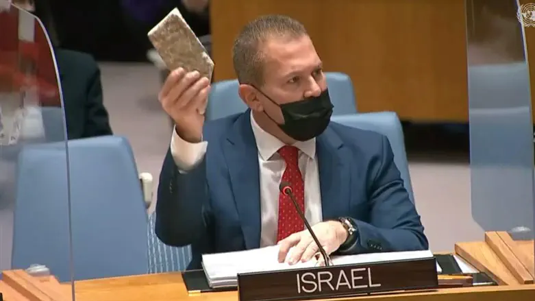 גלעד ארדן מחזיק את האבן בדיון של מועצת הביטחון
