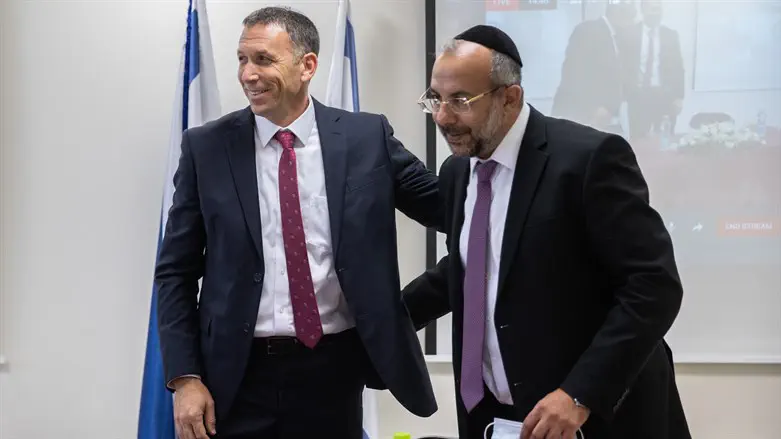 השר לשירותי דת מתן כהנא בטקס חילופים עם קודמו בתפקיד, יעקב אביטן מש"ס