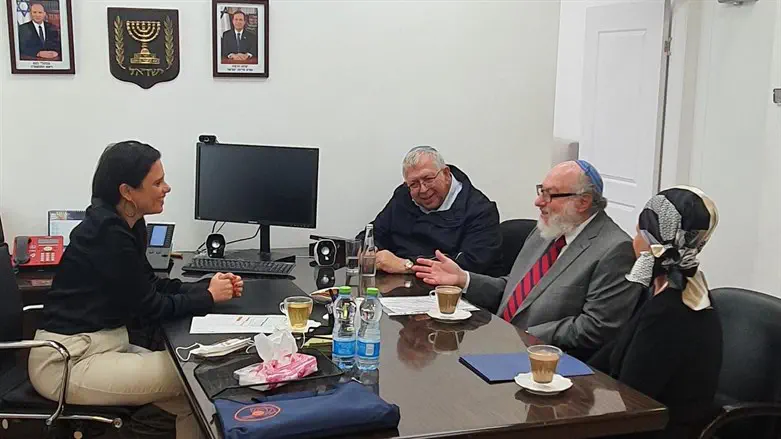 יהונתן ואסתר פולארד במשרדה של שקד