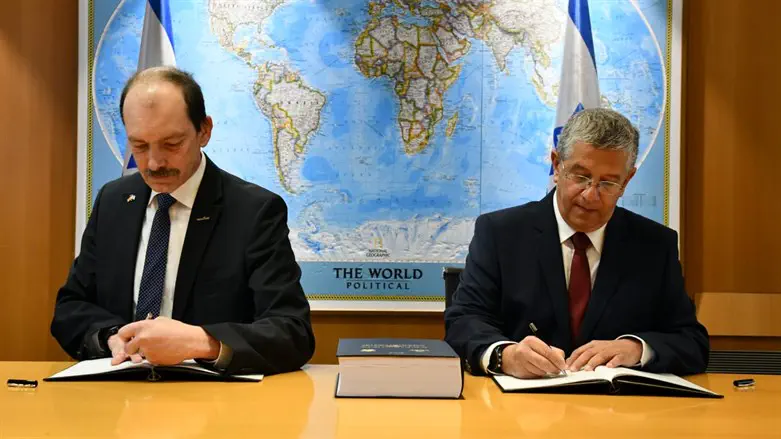 Israel signs the contract for submarines