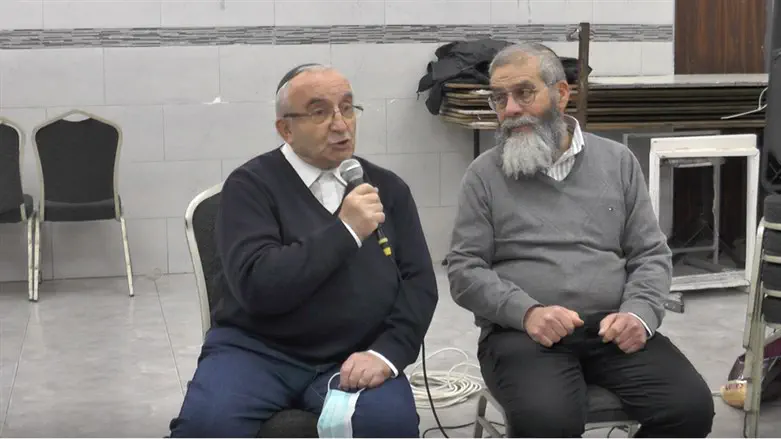 Wechsler tells his story to Yad L’Achim staffers and volunteers