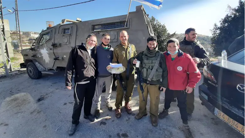 מגש פירות לחיילים בגוש עציון
