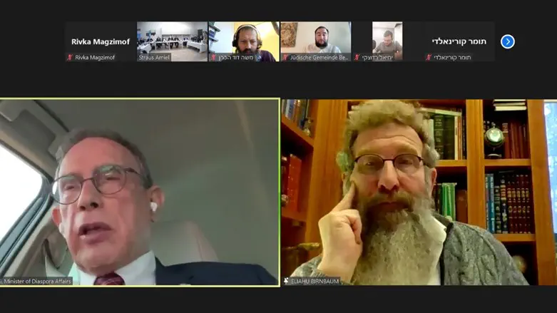 נחמן שי (משמאל) מדבר עם השליחים