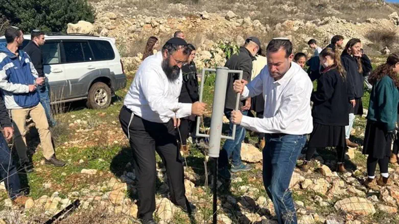Йоси Даган и раввин Меир Ильевич ограждают территорию