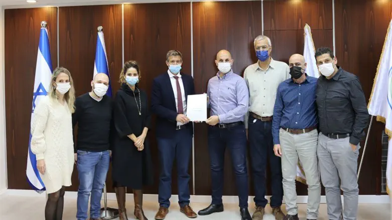 השר הנדל מעניק את הרישיון ל"רימון"
