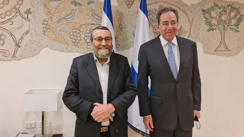 גפני עם השגריר