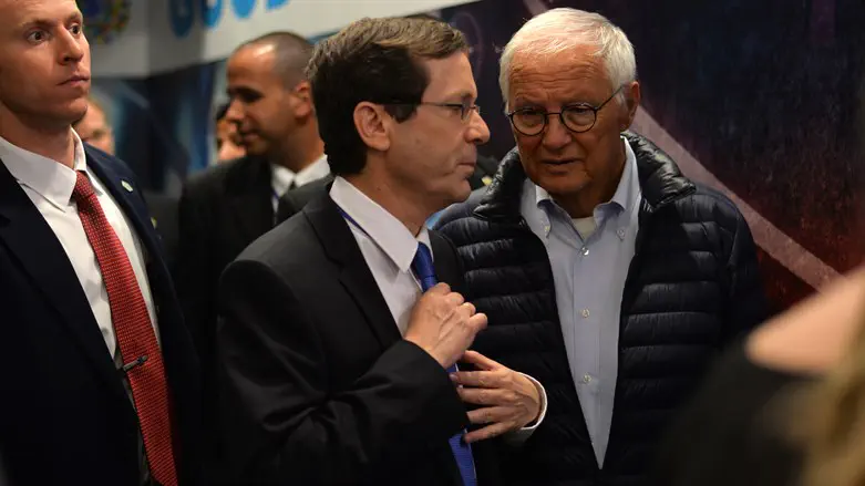 ראובן אדלר (מימין) עם יצחק הרצוג