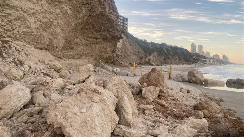 מצוקים בסכנה