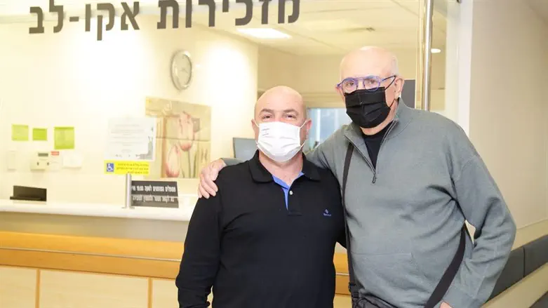 דוד סביר (מימין) עם סמנכ"ל משאבי אנוש באיכילוב