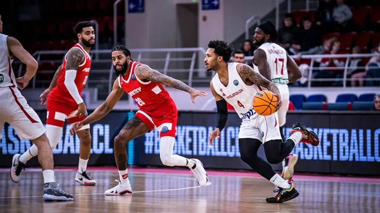 אדאמס. גם הוא לא עזר