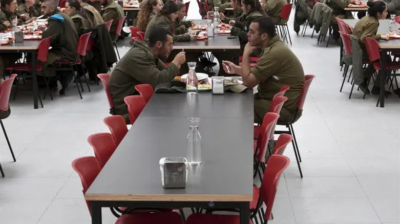 בישול חלבי יתאפשר רק אם יתווסף כוח אדם לתגבור פיקוח הכשרות. חדר אוכל צה"לי