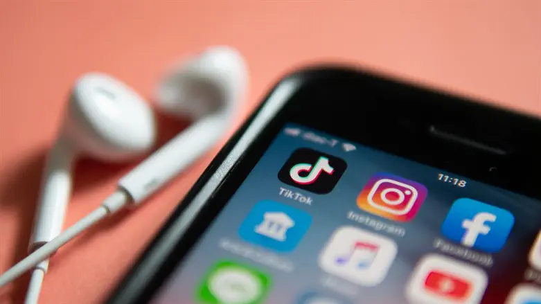 Социальные сети в смартфоне. Иллюстрация
