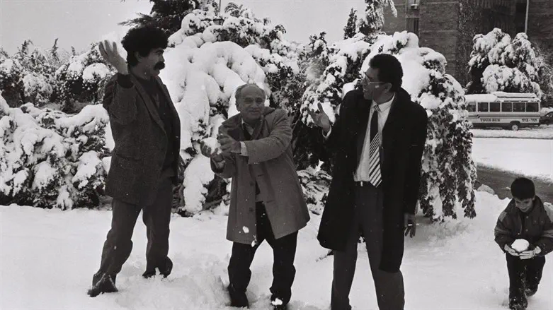 חברי הכנסת עמיר פרץ, לובה אליאב, נואף מסאלחה משחקים בשלג בכניסה לכנסת