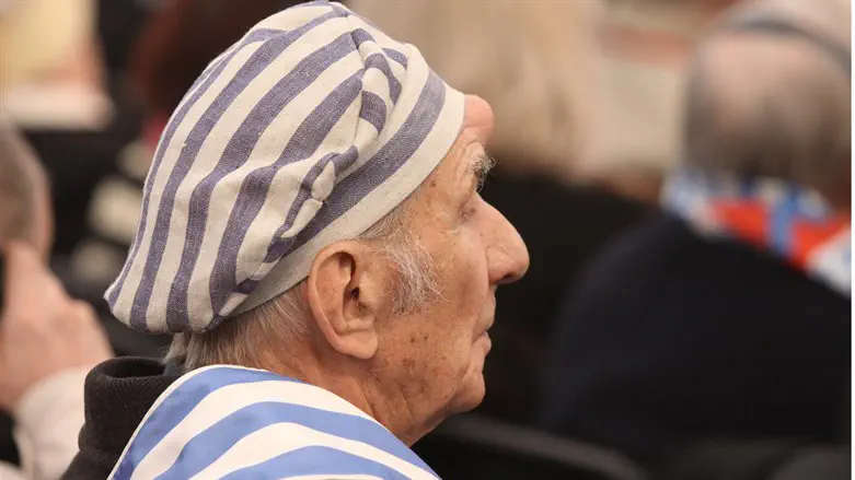 Auschwitz survivor at Polish memorial (file)