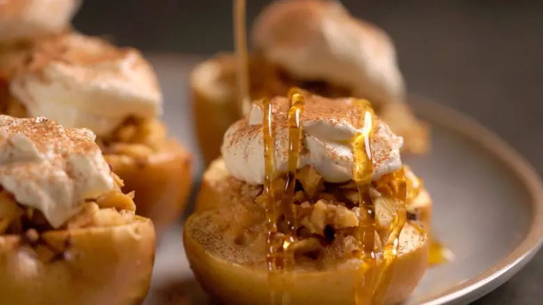 קרמבל תפוחים ברוטב יוגורט