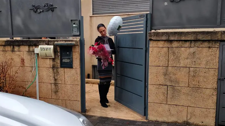 רעיית היועמ"ש מקבלת את הפרחים